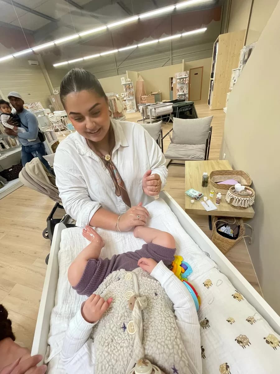 Carla accueillant un bébé dans son espace de soin