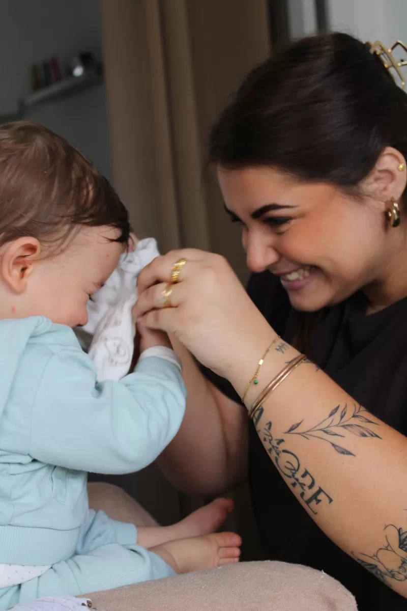 Carla partageant un moment de complicité et de douceur avec un enfant