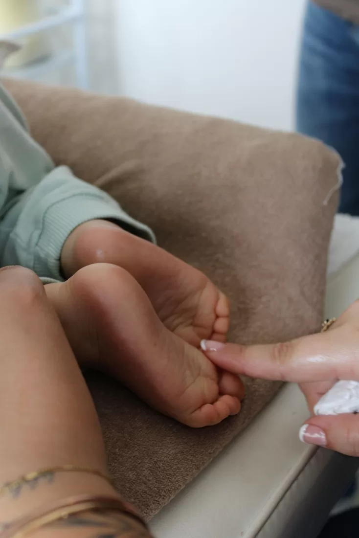 Réflexologie plantaire en douceur sur un enfant